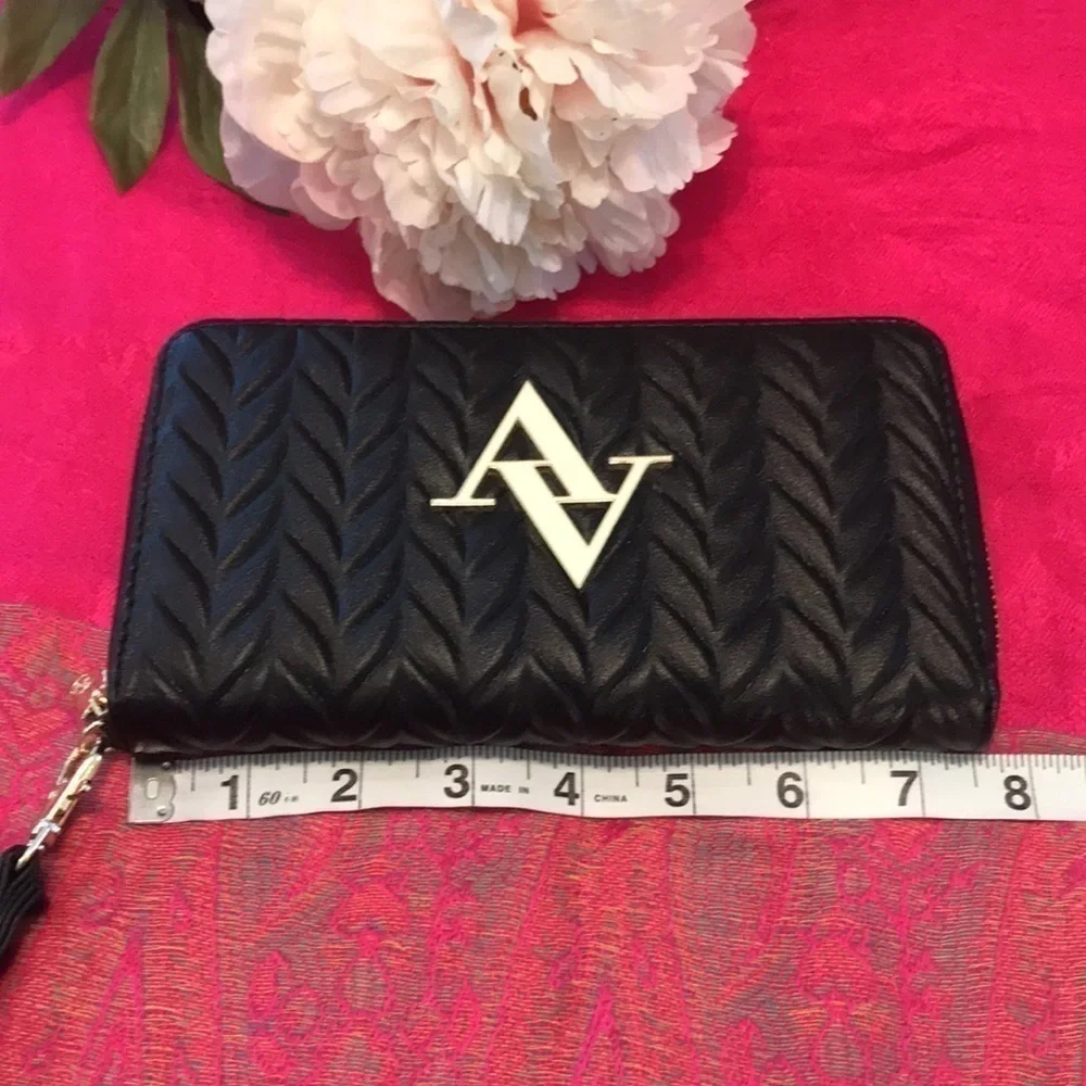 NWOT Adrianne Vittadini Black Wristlet